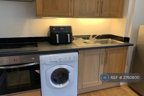 Studio to rent, Berrylands Road, Kingston Upon Thames, Surbiton, KT5