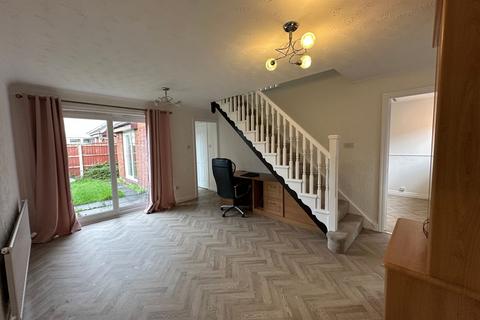 4 bedroom detached house to rent, Carrington Close, Birchwood, WA3