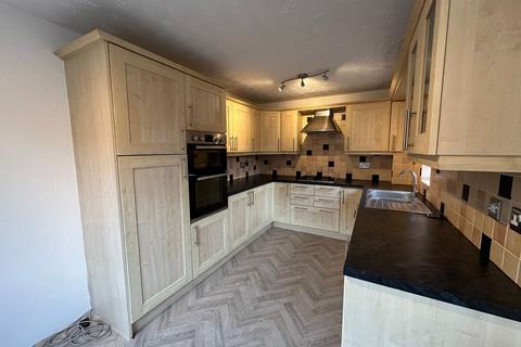 4 bedroom detached house to rent, Carrington Close, Birchwood, WA3
