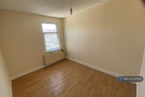 4 bedroom terraced house to rent, Nine Acres Close, London, E12