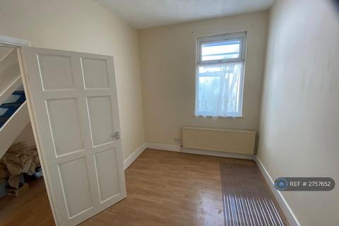 4 bedroom terraced house to rent, Nine Acres Close, London, E12