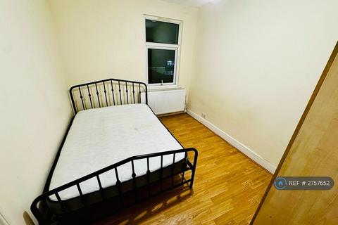 4 bedroom terraced house to rent, Nine Acres Close, London, E12