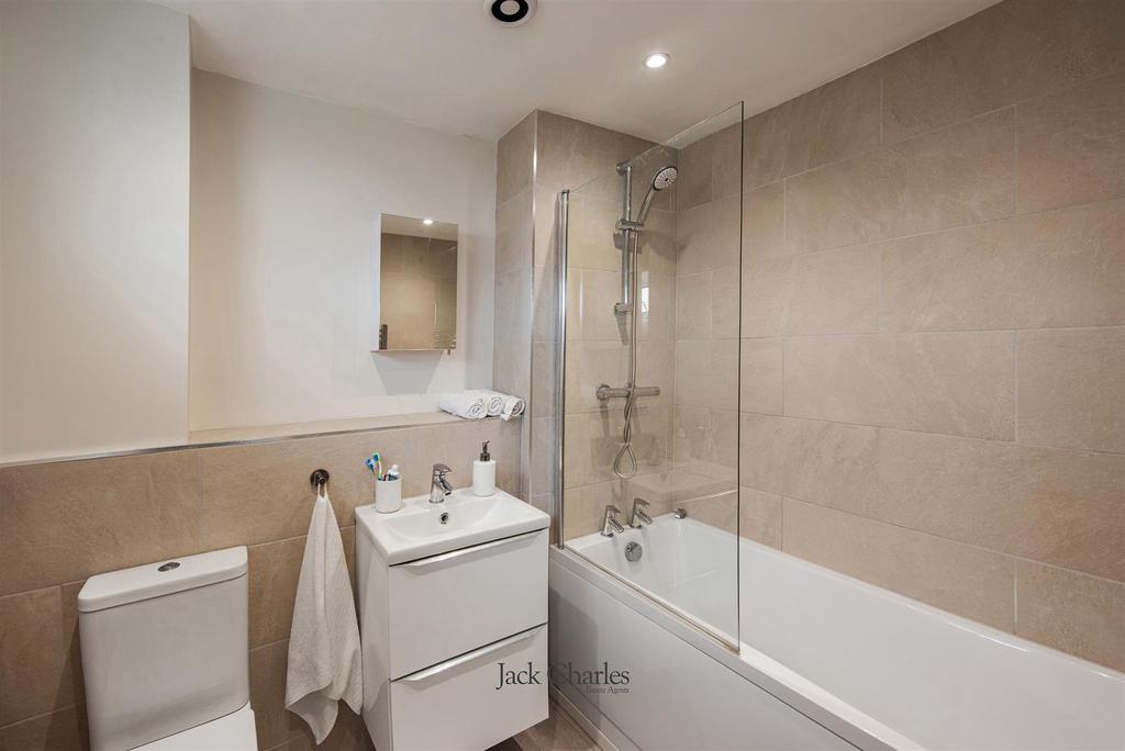 8 Twyford Rd, TN11 0 HJ 013.jpg