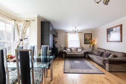 2 bedroom ground floor flat for sale, Blackwell Close, London N21