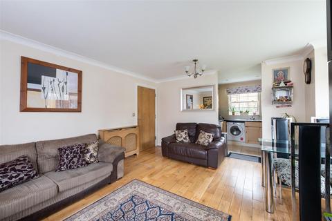 2 bedroom ground floor flat for sale, Blackwell Close, London N21