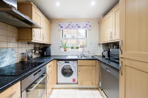 2 bedroom ground floor flat for sale, Blackwell Close, London N21