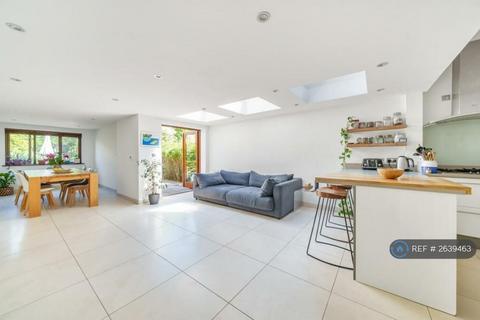 1 bedroom in a house share to rent, Villiers Road, London, NW2