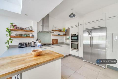 1 bedroom in a house share to rent, Villiers Road, London, NW2