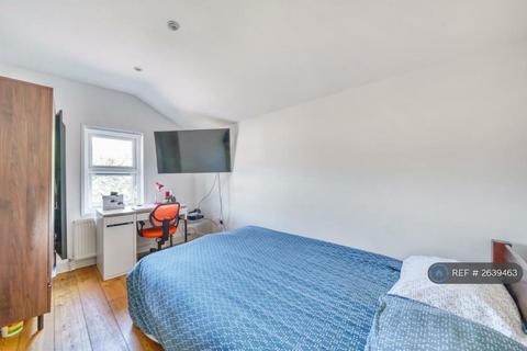 1 bedroom in a house share to rent, Villiers Road, London, NW2