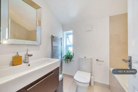 1 bedroom in a house share to rent, Villiers Road, London, NW2