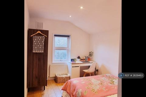 1 bedroom in a house share to rent, Villiers Road, London, NW2