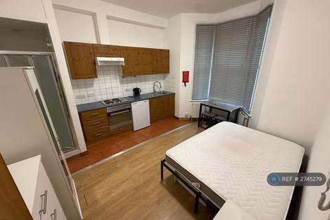Studio to rent, Crayford Road, London, N7