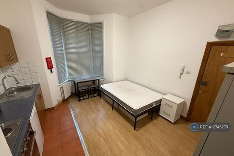 Studio to rent, Crayford Road, London, N7