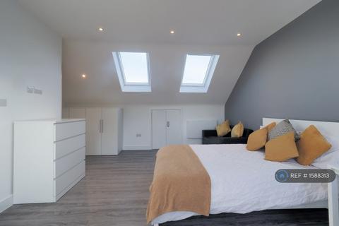 1 bedroom in a house share to rent, Cardinal Avenue, Borehamwood, WD6
