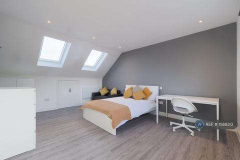 1 bedroom in a house share to rent, Cardinal Avenue, Borehamwood, WD6