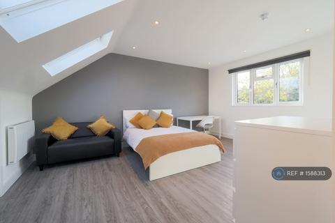 1 bedroom in a house share to rent, Cardinal Avenue, Borehamwood, WD6