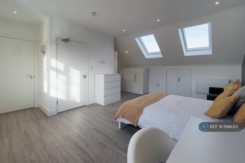 1 bedroom in a house share to rent, Cardinal Avenue, Borehamwood, WD6