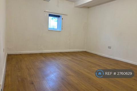 5 bedroom terraced house to rent, Pied Piper House, Manchester, M38
