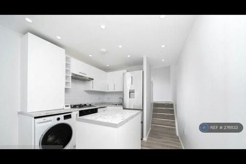 3 bedroom flat to rent, Ballards Lane, London, N3