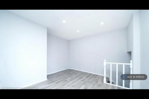 3 bedroom flat to rent, Ballards Lane, London, N3