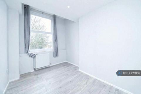 3 bedroom flat to rent, Ballards Lane, London, N3