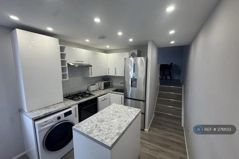 3 bedroom flat to rent, Ballards Lane, London, N3