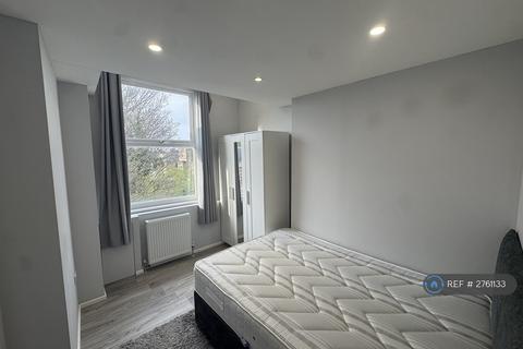 3 bedroom flat to rent, Ballards Lane, London, N3