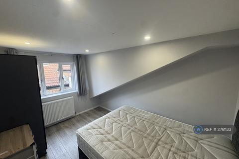 3 bedroom flat to rent, Ballards Lane, London, N3