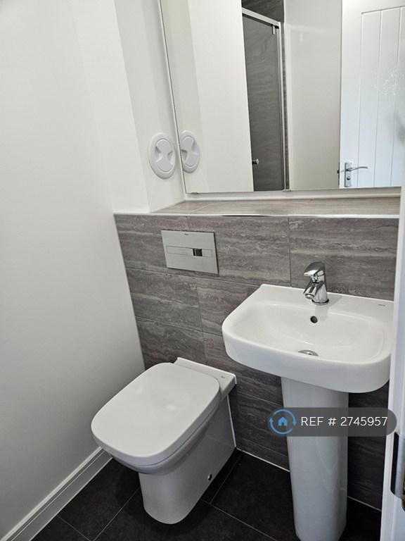 12. Ensuite Shower