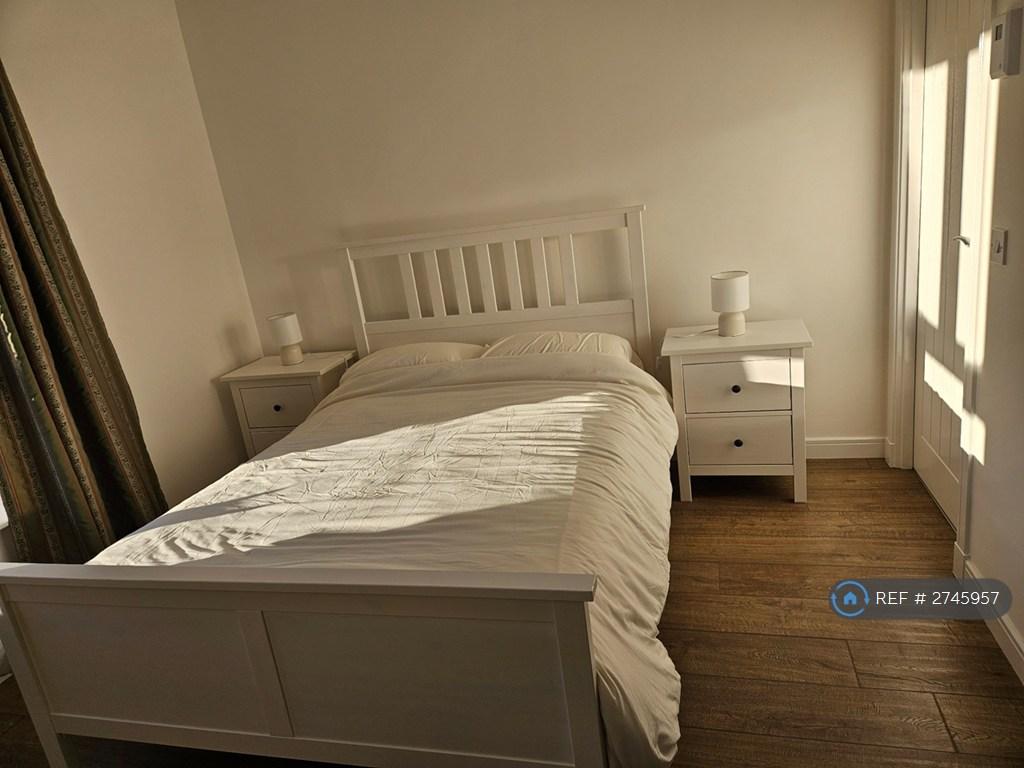 10. Mainbedroom