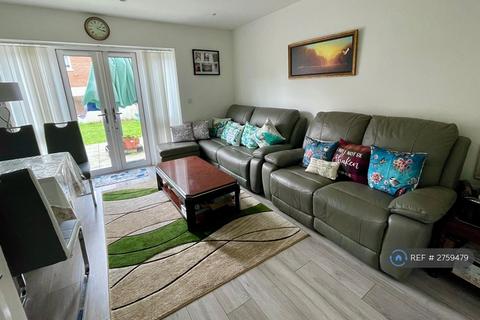 2 bedroom semi-detached house to rent, Boundary Drive, Slough, SL2
