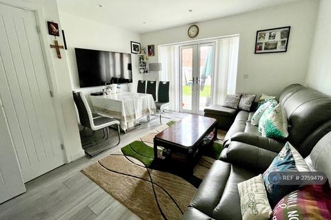 2 bedroom semi-detached house to rent, Boundary Drive, Slough, SL2