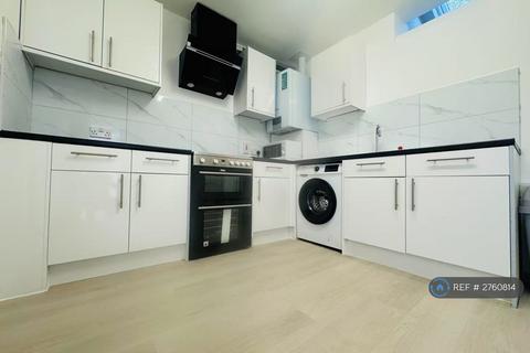 1 bedroom in a house share to rent, Ellisson Road, London, DA15