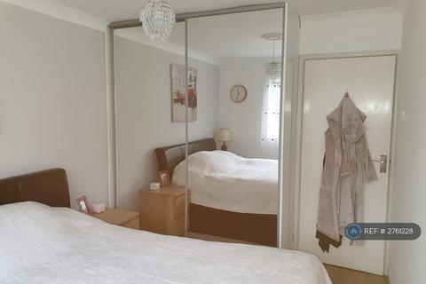 2 bedroom flat to rent, Balder Rise, London, SE12
