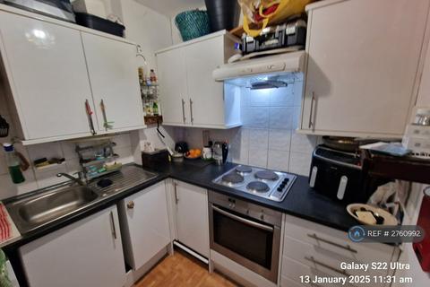 1 bedroom in a flat share to rent, Elgin Avenue, London, W9