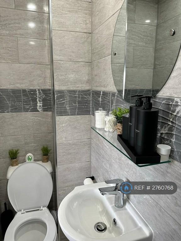 Ensuite Toilet &amp;Bathroom