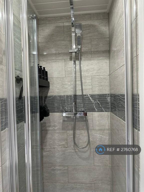 Ensuite Toilet &amp;Bathroom