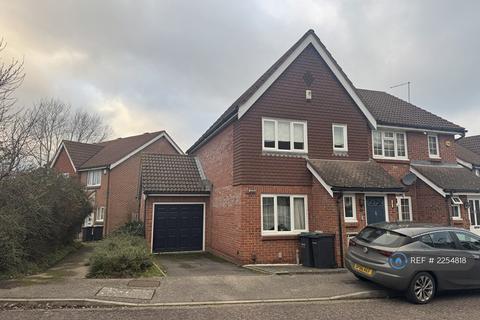 3 bedroom semi-detached house to rent, Richmond Drive, Gravesend, DA12