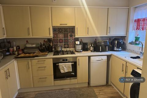 3 bedroom semi-detached house to rent, Richmond Drive, Gravesend, DA12