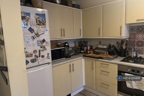 3 bedroom semi-detached house to rent, Richmond Drive, Gravesend, DA12