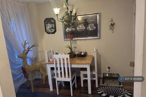 3 bedroom semi-detached house to rent, Richmond Drive, Gravesend, DA12