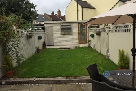 3 bedroom semi-detached house to rent, Chapel Road, Hounslow, TW3