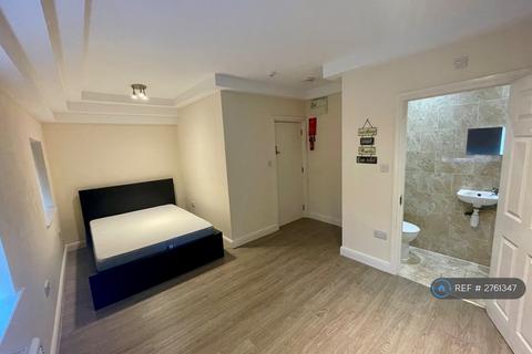 Studio to rent, Costons Lane, Greenford, UB6