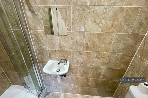 Studio to rent, Costons Lane, Greenford, UB6
