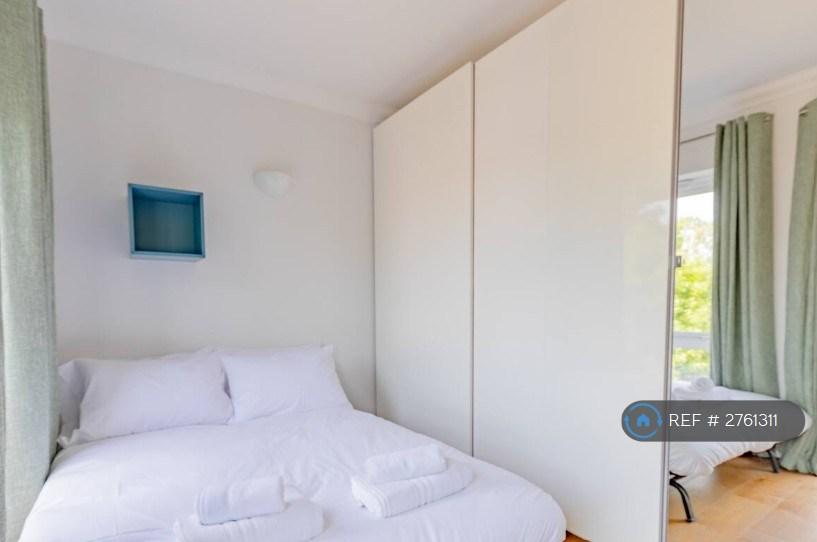 Second Bedroom With Sofa Bed &amp; Desk