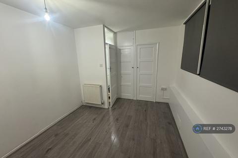 3 bedroom flat to rent, Sussex Court, Mitcham, CR4