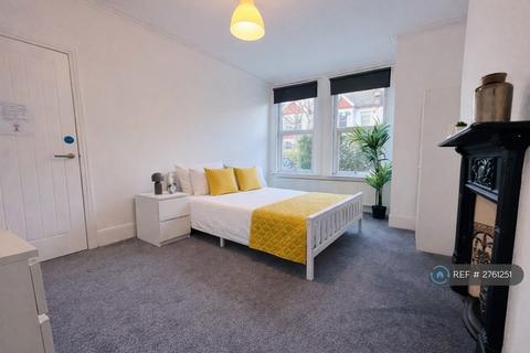 3 bedroom flat to rent, Balham, London, SW12