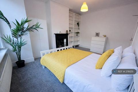 3 bedroom flat to rent, Balham, London, SW12