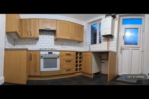 2 bedroom end of terrace house to rent, Town Crescent, Huddersfield, HD1