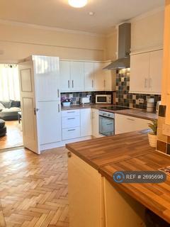 2 bedroom flat to rent, Victoria Avenue, Porthcawl, CF36